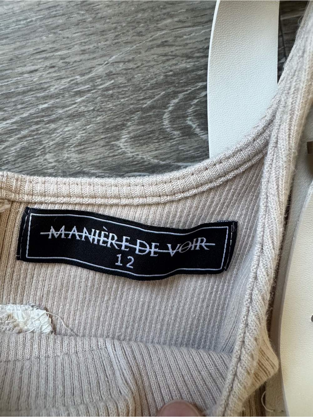 MANIERE DE VOIR Beige & White Zip-Front Sculpted Crop Tank - Picture 3 of 8